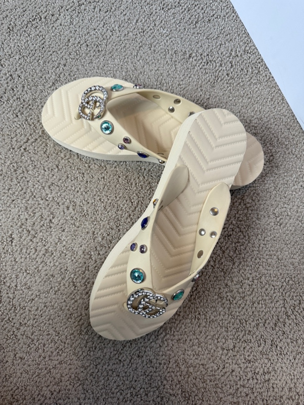 Gucci Pascar Cream Jeweled Thong Sandals with Multicolored Gems - Picture 6 of 11
